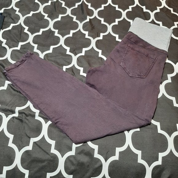 💜3/$15💜 Purple maternity jeans - Picture 1 of 3